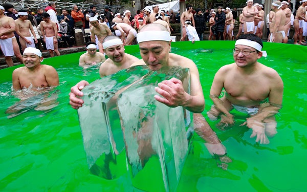 Họ lần lượt ôm tảng đá khổng lồ để cầu may