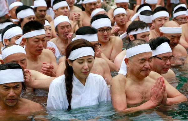 Những người đàn ông mặc khố trắng, còn phụ nữ sẽ mặc đồ truyền thống màu trắng