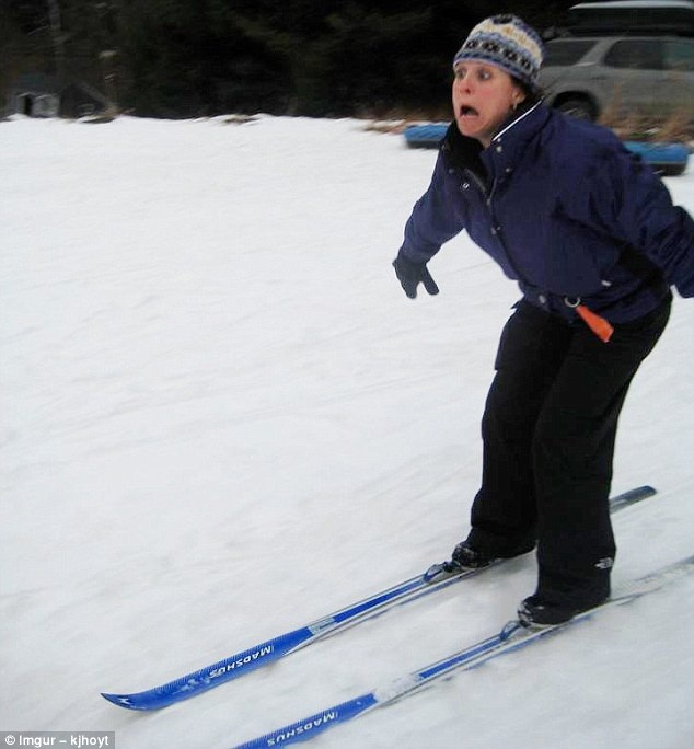 “Mẹ tôi cố gắng trượt tuyết trên ván trượt xuyên quốc gia. Và gương mặt của bà nói lên tất cả”, một du khách chú thích hình ảnh của mình.