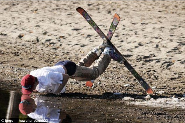 Nhiếp ảnh gia nhanh tay tóm gọn khoảnh khắc trước khi du khách tiếp đất xuống bùn bằng mặt.