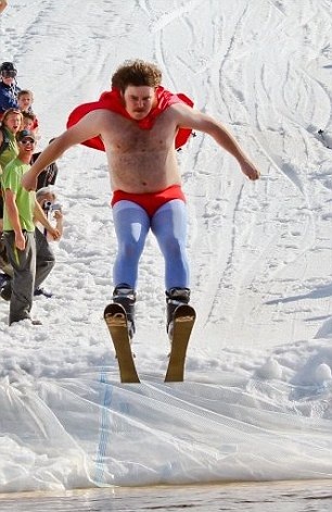 Khu trượt tuyết được dịp xôn xao khi “siêu nhân” quần đỏ xuất hiện.