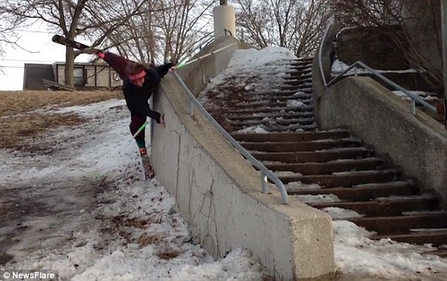 Kế hoạch phá sản hoàn toàn khi người đàn ông trượt từ lan can xuống.