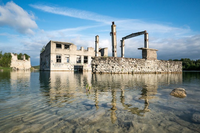 Nhà tù chìm trong nước