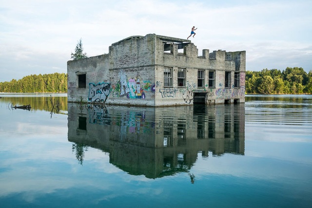 Nhiều hình vẽ grafiti trên các bức tường đổ nát