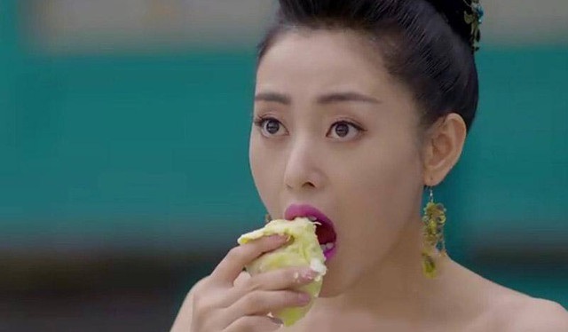 
Cô gái trẻ một mình phải “xử lý” hết 2 trái sầu riêng. (Ảnh minh họa)
