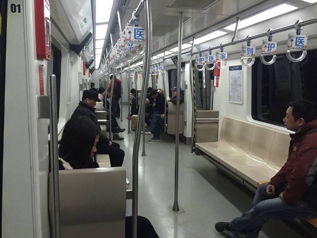 Bắc Kinh vắng vẻ lạ thường khi người dân về quê ăn Tết - 4 Một ga tàu điện thưa thớt khách