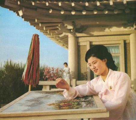Hình ảnh khác lạ về cuộc sống phụ nữ Triều Tiên trong thời hoàng kim - 6 Cô gái thêu hoa.
