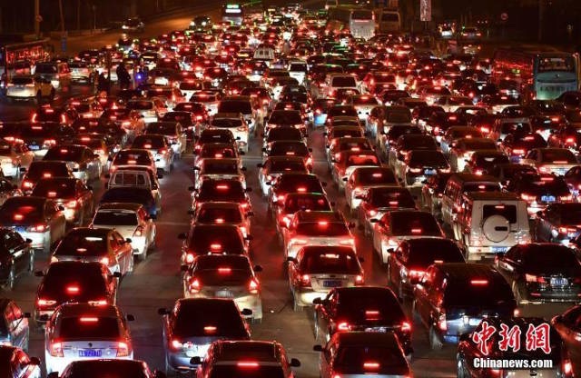 Tắc đường kéo dài hàng km, nối đuôi nhau qua trạm thu phí