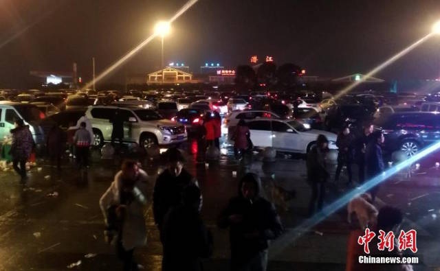 Một số người tranh thủ ra ngoài hít thở không khí