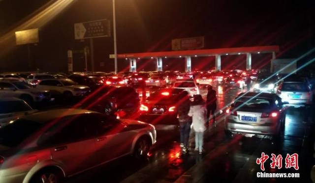 Cảnh tắc nghẽn "khủng khiếp" ở Trung Quốc sau kỳ nghỉ tết Nguyên Đán - 7