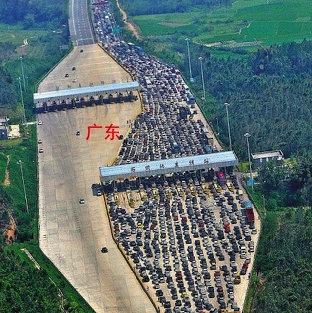 Cảnh tắc đường nghiêm trọng ở Quảng Đông khi nhìn từ trên cao