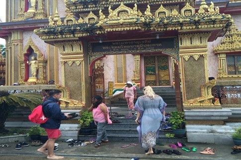 Ăn mặc phản cảm khi ra nước ngoài: Du khách Việt lưu ý kẻo bị phạt nặng - 1
Nữ du khách Nga bị la ó khi mặc đồ xuyên thấu vào thăm ngôi đền thiêng ở Phuket