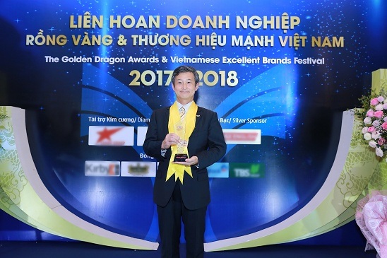 Panasonic: Người khổng lồ “trăm tuổi” và cam kết “không tuổi” - 1 Ông Matsushita Kazuhiro, Tổng Giám Đốc Công ty TNHH Panasonic Việt Nam nhận Giải thưởng Rồng Vàng 2018