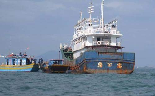 Lai dắt tàu không thuỷ thủ vào bờ - 2 Lai dắt tàu không thuỷ thủ vào bờ - 2
