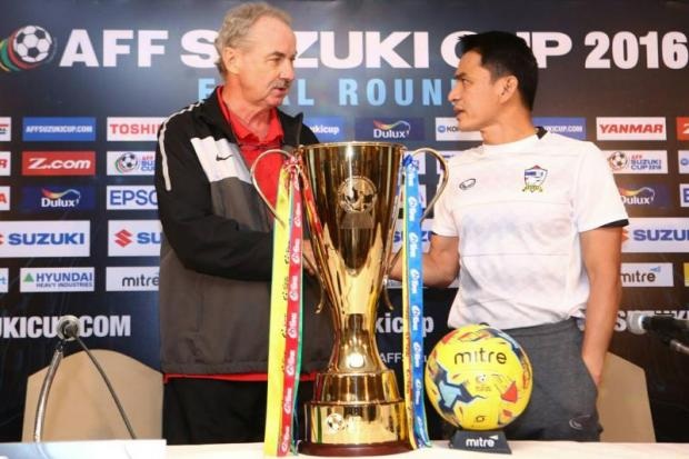 HLV Kiatisuk: "Indonesia chịu nhiều áp lực hơn Thái Lan ở chung kết" - 1 Kiatisuk (phải) đang cố chơi chiêu khi đẩy áp lực sang cho HLV Alfred Riedl (Indonesia)