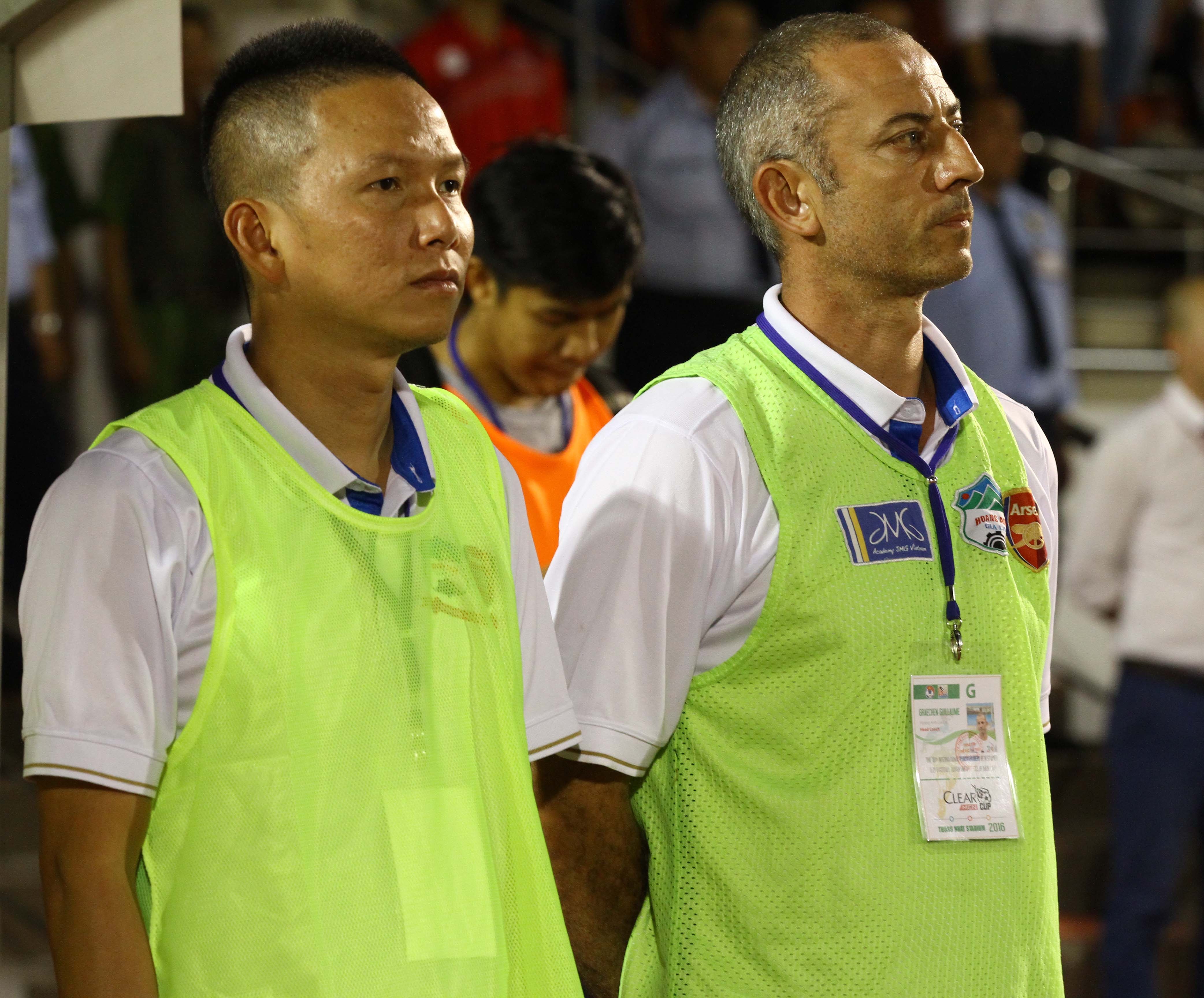 HLV Graechen tuyên bố U21 HA Gia Lai sẽ đá tấn công trước Yokohama - 1 HLV Graechen Guillaume (phải) - ảnh: Nguyễn Đình