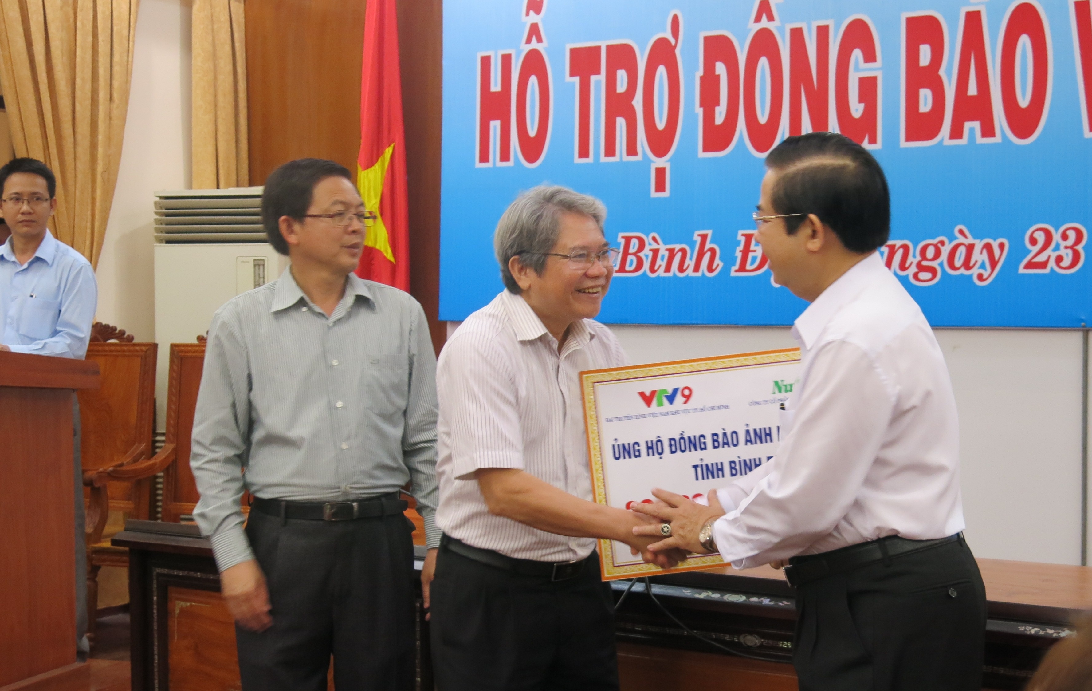 Ông Lâm Văn Hải trao bảng tài trợ 23 tỷ đồng cho tỉnh Bình Định