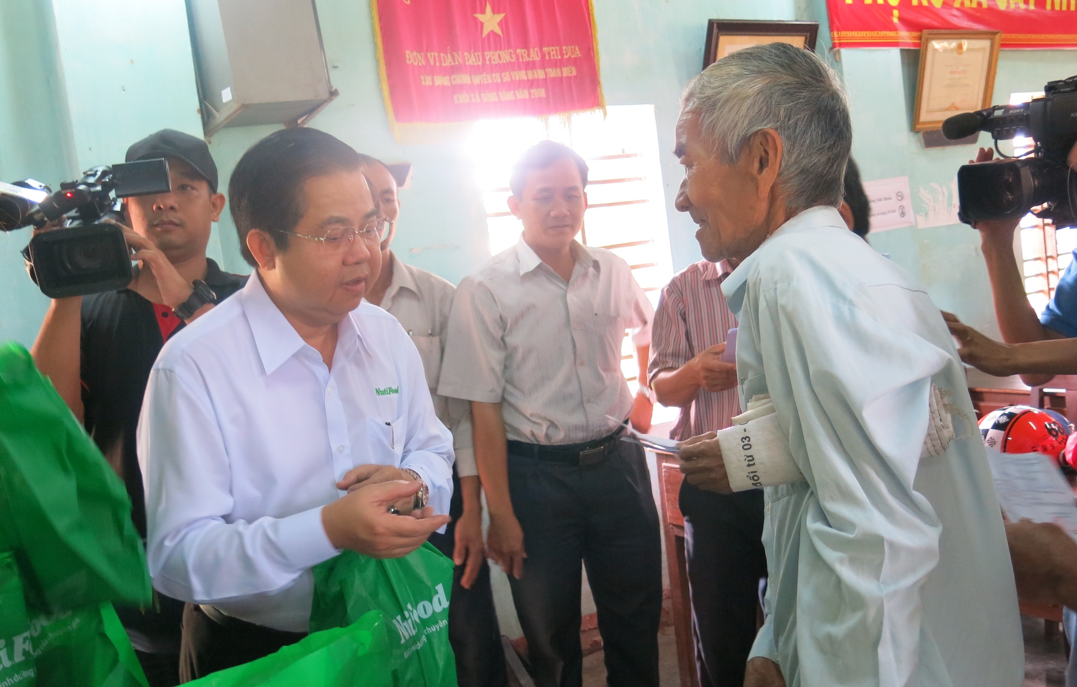 Trao quà cứu trợ cho người dân ở xã Cát Nhơn, huyện Phù Cát