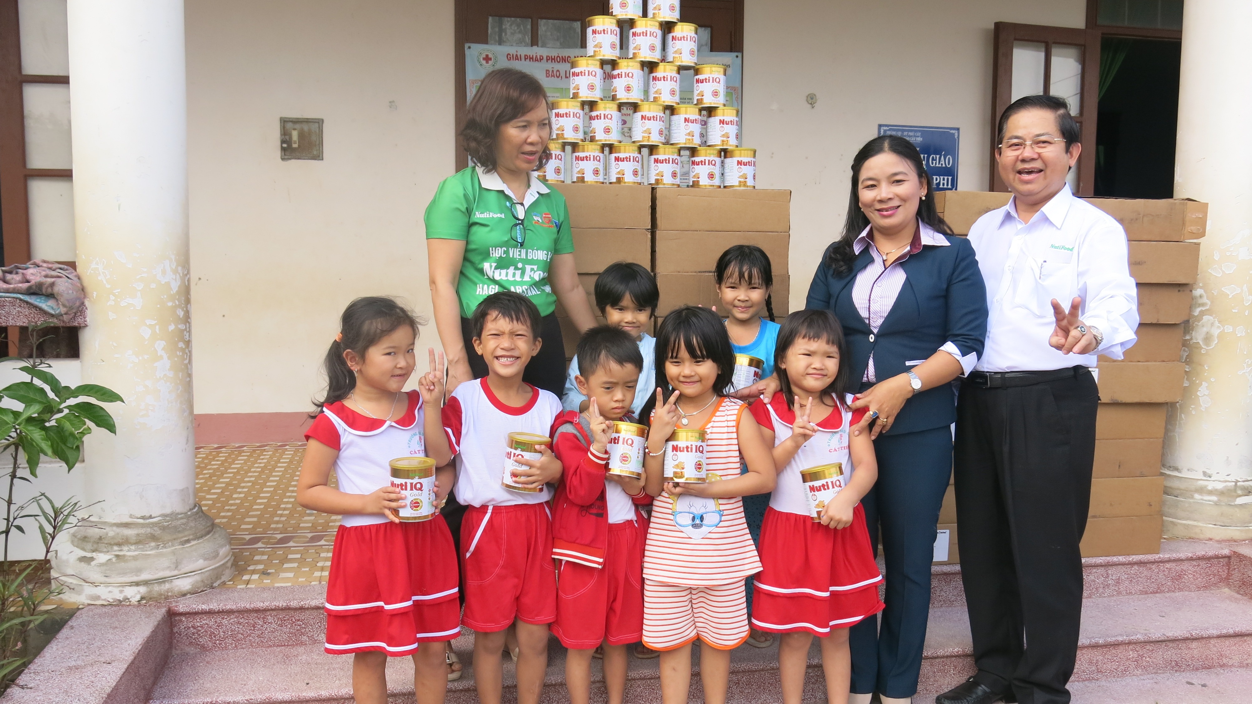Tặng sữa cho các bé ở các trường mầm non
