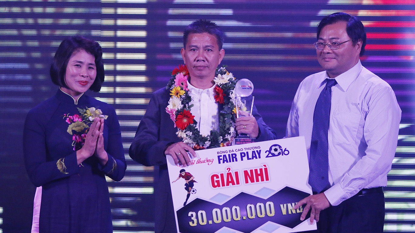 HLV Hoàng Anh Tuấn (U19 Việt Nam) nhận bảng danh vị hạng nhì (ảnh: Nguyễn Đình)