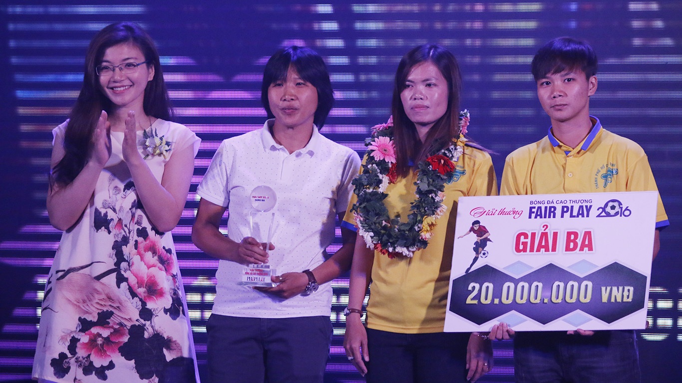 Đội bóng đá nữ TPHCM nhận bảng danh vị hạng ba (ảnh: Nguyễn Đình)