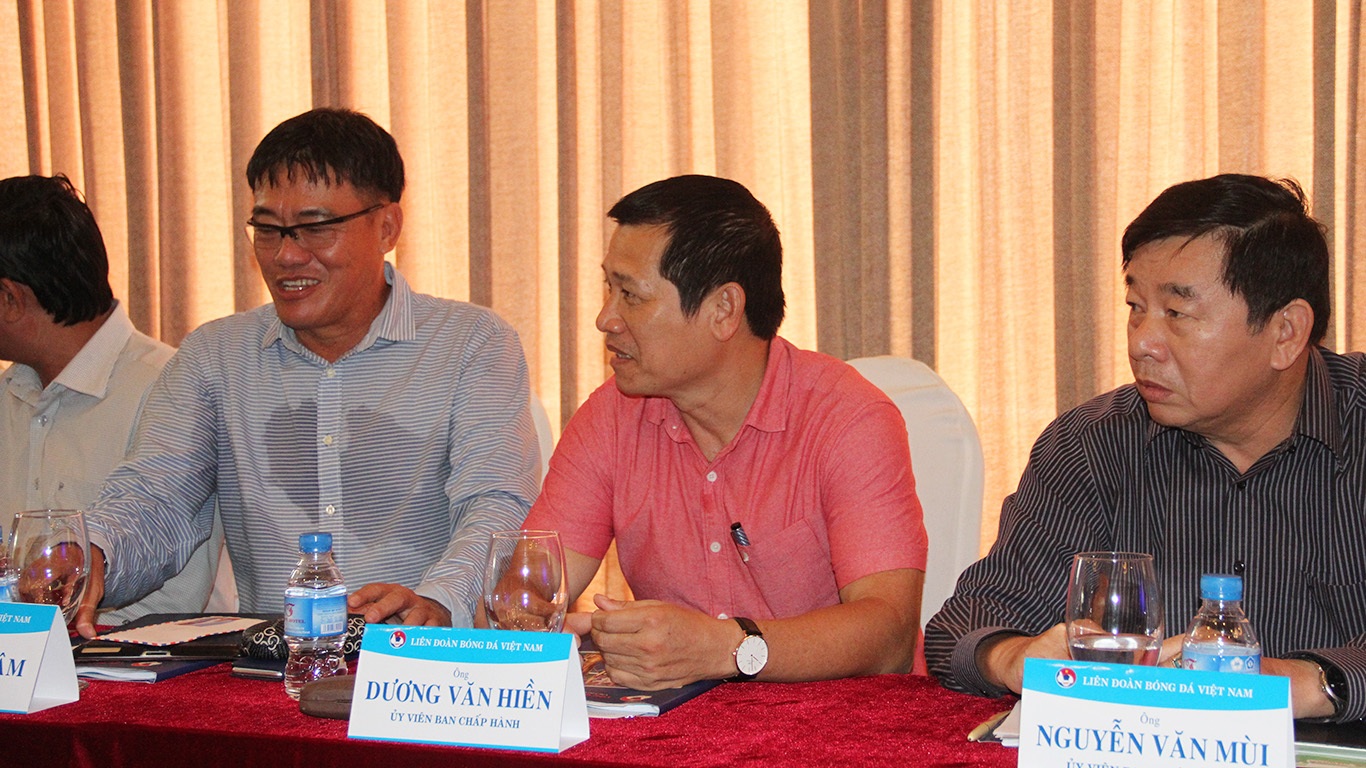 Cựu trưởng Ban trọng tài Dương Vũ Lâm (bìa trái), trưởng Ban trọng tài Nguyễn Văn Mùi (phải) và phó ban Dương Văn Hiền tại Hội nghị BCH VFF năm ngoái (ảnh: Trọng Vũ)