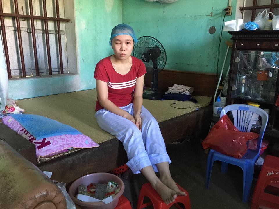 Bị tai nạn mới biết mình không được đóng bảo hiểm - 4
Thay vì được chi trả tiền bảo hiểm theo quy định, gia đình chị Mị phải vay mượn hàng trăm triệu đồng để chữa bệnh.