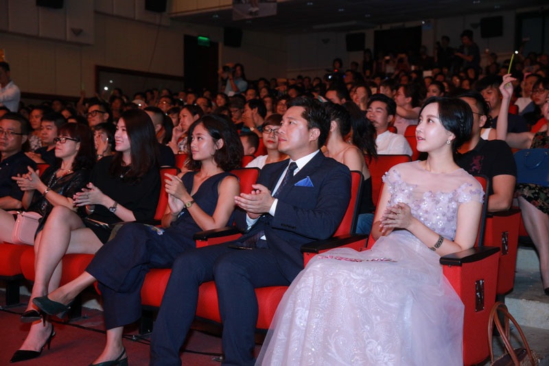 Đinh Mạnh Ninh “cầu hôn” khiến nữ diễn viên Hàn Quốc bối rối - Ảnh 2. Đinh Mạnh Ninh “cầu hôn” khiến nữ diễn viên Hàn Quốc bối rối - Ảnh 2.