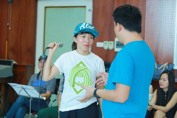 Hà Trần tập luyện “món quà bí mật” tặng Trần Tiến - 10 Hà Trần tập luyện “món quà bí mật” tặng Trần Tiến - 10