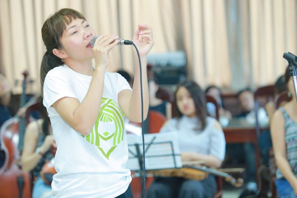 Hà Trần tập luyện “món quà bí mật” tặng Trần Tiến - 2 Hà Trần tập luyện “món quà bí mật” tặng Trần Tiến - 2