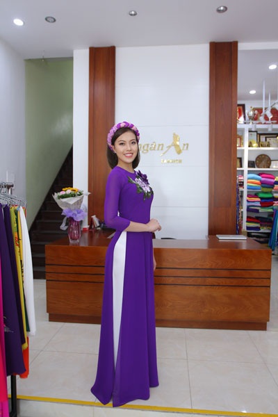 Á hậu Thúy Hằng đấu giá áo dài ở Berlin để gây quỹ từ thiện - 1 Á hậu Bản sắc Việt toàn cầu trong bộ trang phục áo dài bán đấu giá.