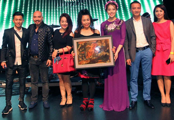 Á hậu Thúy Hằng đấu giá áo dài ở Berlin để gây quỹ từ thiện - 4 Thúy Hằng rạng rỡ chụp ảnh kỷ niệm với các khách mời khi bức tranh sơn mài đã có chủ.