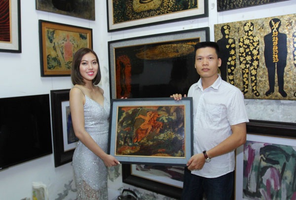 Á hậu Thúy Hằng đấu giá áo dài ở Berlin để gây quỹ từ thiện - 5 Trước đó, họa sĩ Đức Đàn tặng bức tranh sơn mài Thánh Gióng cho Thúy Hằng để cô bán đấu giá từ thiện.