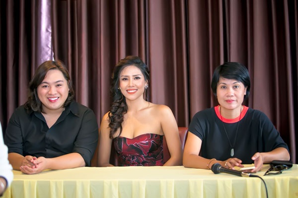 Nguyễn Thị Loan được cấp phép dự thi Hoa hậu Hòa bình quốc tế - 2
Tham dự buổi gặp mặt báo chí chiều ngày 4/10 có bà Thúy Nga, Nguyễn Thị Loan và NTK Audrey Hiếu Nguyễn (từ phải sang)