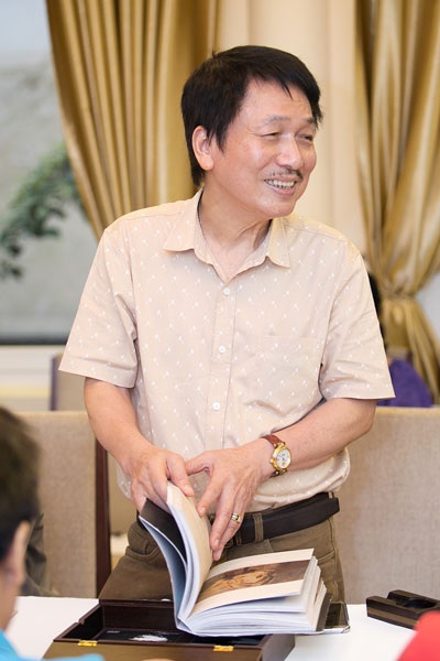 Nhạc sĩ Phú Quang: “Tôi là người kích để Ngọc Anh rời nhóm 3A” - 1 Phú Quang nói, ông mê văn thơ từ nhỏ nhưng sau này ông lại trở thành... nhạc sĩ. (Ảnh: Hải Bá)