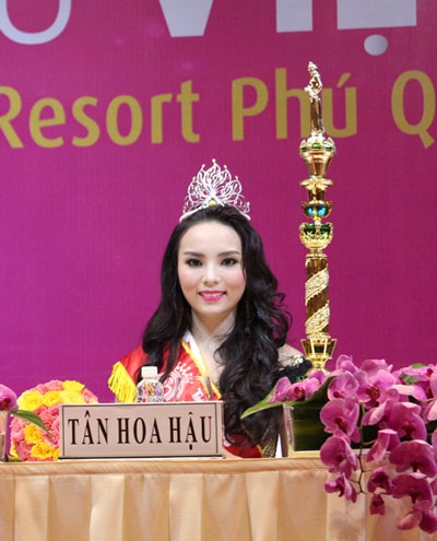 Hoa hậu, nghệ sĩ tái xuất với hình ảnh khác lạ - 6 Kỳ Duyên trong đêm chung kết Hoa hậu Việt Nam 2014. Gương mặt người đẹp tròn, vầng trán cao (Ảnh: Lý Võ Phú Hưng)