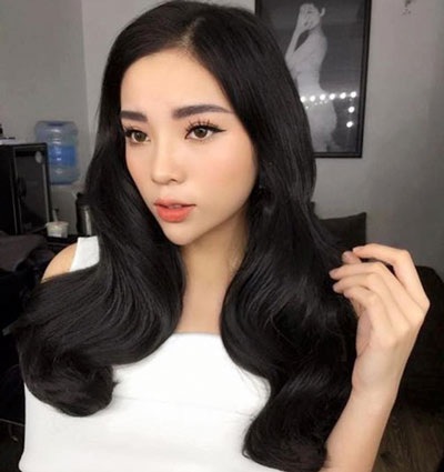 Hoa hậu, nghệ sĩ tái xuất với hình ảnh khác lạ - 7 Sau thời gian ở ẩn vì scandal hút thuốc lá, ngay sau thời điểm Mỹ Linh đăng quang Hoa hậu Việt Nam 2016, Kỳ Duyên chia sẻ bức ảnh chân dung đầu tiên khiến khán giả choáng váng. Bức ảnh cho thấy Kỳ Duyên đã nhuộm lại tóc thành màu đen óng, khuôn mặt trang điểm cầu kỳ. Nhưng điểm khiến khán giả không khỏi thắc mắc là chiếc cằm dài và nhọn một cách bất thường của cô.