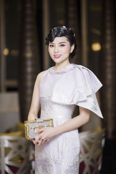 Hoa hậu, nghệ sĩ tái xuất với hình ảnh khác lạ - 8 Trước đó, Kỳ Duyên đã dính nghi vấn chỉnh sửa cằm. Đây là hình ảnh Kỳ Duyên tham dự buổi họp báo Hoa hậu Việt Nam 2016 tại Hà Nội.