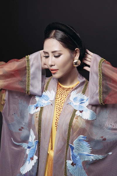 Nguyễn Thị Loan khoe trang phục dân tộc đẹp lạ - 7 Nguyễn Thị Loan khoe trang phục dân tộc đẹp lạ - 7
