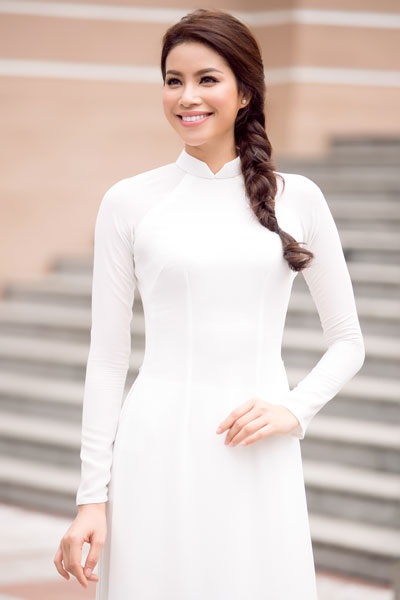 Hoa hậu Phạm Hương tinh khôi với áo dài trắng - 2 Phạm Hương từng là giảng viên tại trường Cao đẳng văn hóa, nghệ thuật và du lịch Sài Gòn nên sự xuất hiện của cô được chào đón nhiệt liệt từ ban giám hiệu, các thầy cô và hơn 1000 sinh viên của trường.