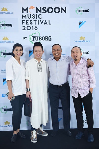 Daikin Việt Nam đồng hành cùng âm nhạc của Monsoon 2016 - 2 Đại diện nhà tài trợ Daikin chụp hình cùng ca sĩ Tùng Dương và nhạc sĩ Quốc Trung.