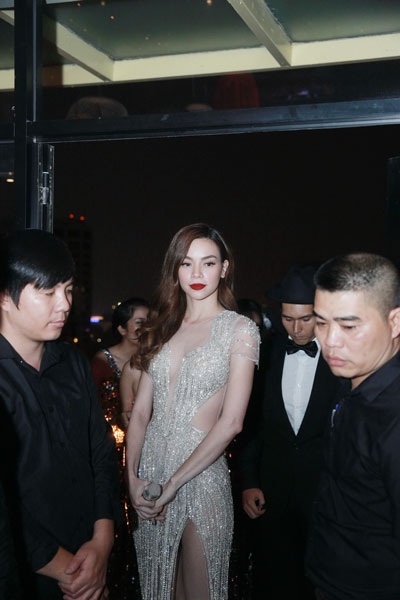 Hồ Ngọc Hà khoe trọn tấm lưng trần gợi cảm - 2 Nữ ca sĩ diện đầm đính đá quyến rũ, khoe trọn tấm lưng trần gợi cảm.