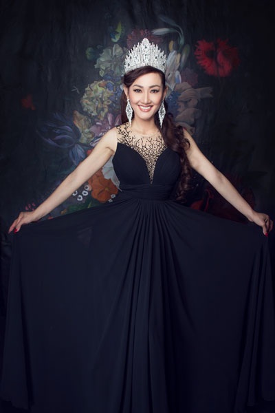 Chuyện về nhan sắc gốc Việt đặc biệt nhất tại Mrs World 2016 - 2 Tracy Hằng Nguyễn sinh ngày 28/12/1974 hiện là một Việt Kiều sinh sống tại Đan Mạch. Tracy Hằng Nguyễn mang vẻ đẹp quyến rũ của một quý bà đẹp và thành đạt. Cô sở hữu gương mặt với nụ cười tươi sáng.