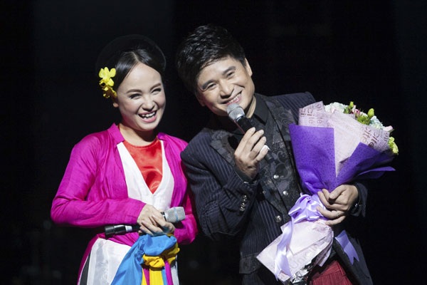 Tấn Minh: “Tôi hát không bắt chước ai” - 2 Vợ chồng ca sĩ Tấn Minh- Thu Huyền trong liveshow riêng của anh năm 2014.