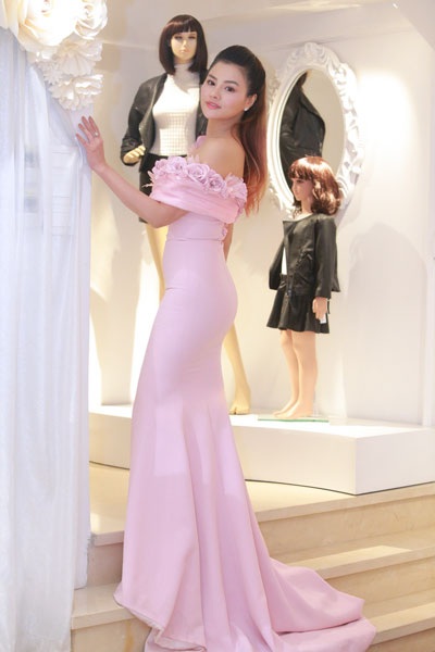 Vũ Thu Phương hạnh phúc bên chồng con - 1 Cựu siêu mẫu Vũ Thu Phương diện đầm hồng thướt tha, lộng lẫy tại sự kiện ra mắt thương hiệu thời trang tại Hà Nội tối ngày 30/10.