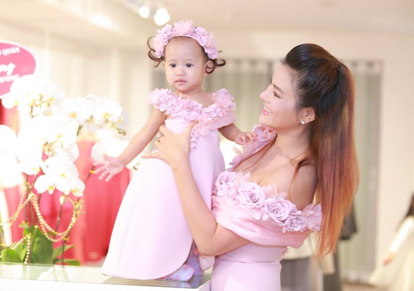 Vũ Thu Phương hạnh phúc bên chồng con - 3 Cô công chúa nhỏ nhìn rất dễ thương, đáng yêu.