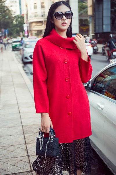 Hoa Hậu Ngọc Hân khoe sắc rực rỡ với áo măng - tô - 1 Trong tiết trời se lạnh khi những đợt gió mùa bắt đầu kéo về, Hoa Hậu Ngọc Hân gợi ý cho phái đẹp những mẫu thiết kế tuyệt đẹp, trẻ trung mà vẫn rất ấm áp.