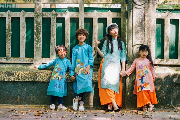 “Hot boy nhí” Gia Khiêm diện áo dài cực dễ thương - 8 Khoảnh khắc tạo dáng đáng yêu của các mẫu nhí trên đường phố.