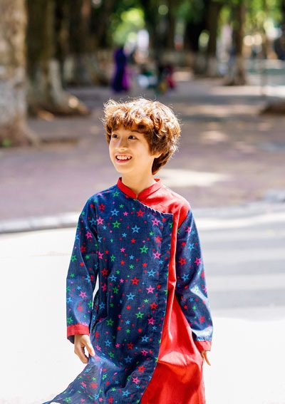 “Hot boy nhí” Gia Khiêm diện áo dài cực dễ thương - 1 Top 4 Vietnam Idol Kids 2016, Gia Khiêm không chỉ chinh phục khán giả bằng giọng hát mà còn khiến nhiều người phát cuồng bởi ngoại hình bắt mắt.