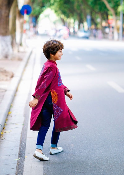 “Hot boy nhí” Gia Khiêm diện áo dài cực dễ thương - 2 Gia Khiêm được khán giả ưu ái gọi bằng cái tên hot boy nhí hoặc soái ca nhí của Vietnam Idol Kids.